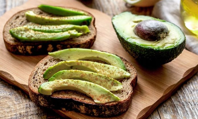 Avokado İle Sofralarda Yükselen Doğal Lezzet Son yıllarda mutfak kültüründe adını sıkça duyuran avokado, hem sade tadı hem de çok yönlü kullanımıyla dikkat çekiyor. Bir dönem yalnızca belirli tariflerde yer bulan bu meyve, günümüzde kahvaltıdan ana yemeklere kadar pek çok sofrada kendine yer açmış durumda. Özellikle doğal ve dengeli beslenmeye yönelen tüketicilerin tercihi olan avokado, mutfak alışkanlıklarını da dönüştürüyor. Konulu bir haber görseli.