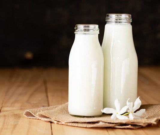 Az Yağlı Süt Ürünleri Dengeli Beslenmenin Hafif Seçeneği Az yağlı süt ürünleri, sağlıklı beslenme bilincinin artmasıyla birlikte son yıllarda sofralarda daha fazla yer almaya başlayan gıda grupları arasında bulunuyor. Süt, yoğurt, peynir ve ayran gibi temel ürünlerin daha düşük yağ oranına sahip versiyonları, hem besin değerini koruması hem de kalori kontrolüne yardımcı olması nedeniyle tercih ediliyor. Özellikle dengeli beslenmek isteyen bireyler için az yağlı süt ürünleri, günlük beslenme düzeninde önemli bir alternatif sunuyor. Konulu bir haber görseli.