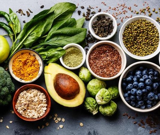 Son yıllarda beslenme alışkanlıkları, sağlık ve çevre bilincinin artmasıyla birlikte önemli bir dönüşüm sürecine girdi. Bu dönüşümün merkezinde ise bitkisel ağırlıklı beslenme yer alıyor. Hayvansal ürünlerin tamamen dışlanmadığı ancak bitkisel gıdaların temel alındığı bu beslenme yaklaşımı, hem beden sağlığını korumayı hem de yaşam kalitesini artırmayı hedefliyor. Uzmanlar, bu modelin katı diyet anlayışlarından farklı olarak daha sürdürülebilir ve uygulanabilir olduğunu vurguluyor. Konulu bir haber görseli.