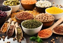 Son yıllarda beslenme alışkanlıklarında yaşanan değişim, protein kaynaklarına bakışı da önemli ölçüde dönüştürdü. Hayvansal ürünlerin çevresel etkileri, sağlıkla ilişkili tartışmalar ve etik kaygılar, bireyleri bitkisel protein kaynakları konusunda daha bilinçli tercihler yapmaya yöneltiyor. Bu dönüşüm yalnızca vegan ya da vejetaryen bireylerle sınırlı kalmıyor, dengeli ve sürdürülebilir bir beslenme arayışında olan geniş bir kitleyi de kapsıyor. Konulu bir haber görseli.