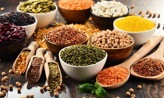 Son yıllarda beslenme alışkanlıklarında yaşanan değişim, protein kaynaklarına bakışı da önemli ölçüde dönüştürdü. Hayvansal ürünlerin çevresel etkileri, sağlıkla ilişkili tartışmalar ve etik kaygılar, bireyleri bitkisel protein kaynakları konusunda daha bilinçli tercihler yapmaya yöneltiyor. Bu dönüşüm yalnızca vegan ya da vejetaryen bireylerle sınırlı kalmıyor, dengeli ve sürdürülebilir bir beslenme arayışında olan geniş bir kitleyi de kapsıyor. Konulu bir haber görseli.