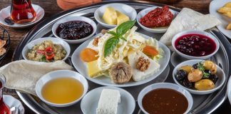 Şehir hayatının yoğun temposundan uzaklaşmak isteyenlerin son yıllarda en çok tercih ettiği gastronomi duraklarından biri köy kahvaltısı mekanları oluyor. Doğal ürünlerle hazırlanan sofralar, sakin ortamlar ve geleneksel tatlar, bu mekanları yalnızca bir kahvaltı noktası değil, aynı zamanda bir deneyim alanı haline getiriyor. Özellikle hafta sonları ailelerin ve arkadaş gruplarının yoğun ilgi gösterdiği köy kahvaltısı mekanları, doğayla iç içe vakit geçirmek isteyenler için güçlü bir alternatif sunuyor. Konulu bir haber görseli.