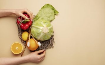Günümüzde beslenme yalnızca bireysel sağlıkla sınırlı kalmayan, çevre ve toplumla doğrudan ilişkili bir konu hâline gelmiştir. Artan çevre sorunları, iklim değişikliği ve doğal kaynakların hızla tükenmesi, tüketim alışkanlıklarının yeniden sorgulanmasına yol açmaktadır. Bu noktada ekolojik beslenme, hem insan sağlığını hem de doğanın dengesini gözeten bütüncül bir yaklaşım olarak öne çıkmaktadır. Besin seçimlerinin çevresel etkilerinin farkında olmak, artık sürdürülebilir bir yaşamın temel unsurlarından biri kabul edilmektedir. Konulu bir haber görseli.