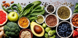 Evde Sağlıklı Yemek Hazırlama Günlük Yaşamda Dengeli Beslenmenin Anahtarı Evde yemek yapma alışkanlığı, son yıllarda sağlıklı yaşam arayışının en önemli unsurlarından biri haline gelmiştir. Evde sağlıklı yemek hazırlama, bireyin ne yediğini bilmesini, içerikleri kontrol etmesini ve beslenme düzenini kendi ihtiyaçlarına göre şekillendirmesini sağlar. Dışarıda tüketilen hazır yiyeceklerin artmasıyla birlikte, ev mutfağı yeniden güvenli ve dengeli beslenmenin merkezi olarak görülmeye başlanmıştır. Konulu bir haber görseli.