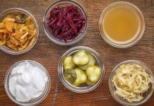 Son yıllarda beslenme dünyasında öne çıkan kavramlardan biri fermente gıda tüketimi oldu. Geleneksel mutfaklarda yüzyıllardır yer alan fermente ürünler, modern bilimsel araştırmaların da odağına girmesiyle yeniden değer kazandı. Yoğurt, kefir, turşu ve benzeri gıdalar artık yalnızca kültürel mirasın bir parçası olarak değil, aynı zamanda sağlıklı beslenme anlayışının önemli bileşenleri olarak görülüyor. Konulu bir haber görseli.