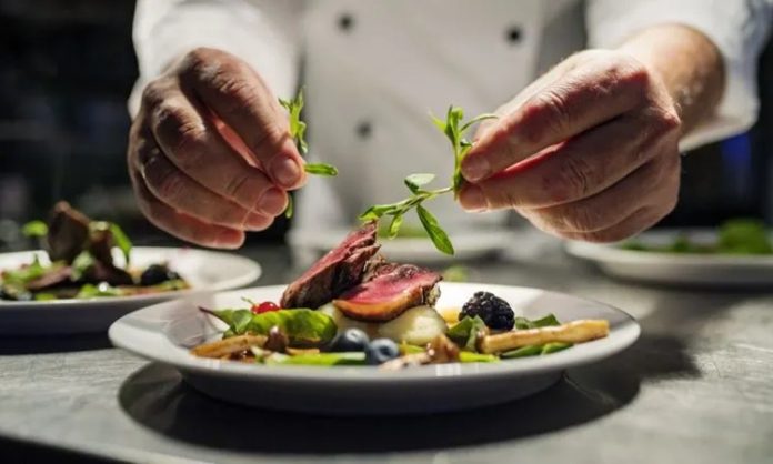 Gastronominin Zirvesinde Yer Alan Fine Dining Restoran Deneyimi Yeme içme kültürü, tarih boyunca toplumların yaşam biçimini ve estetik anlayışını yansıtan önemli alanlardan biri olmuştur. Bu kültürün en rafine noktalarından biri olarak kabul edilen fine dining restoranlar, yalnızca yemek yenilen mekânlar değil, başlı başına birer deneyim alanı olarak öne çıkar. Sunumdan servise, mekân tasarımından menü kurgusuna kadar her ayrıntının titizlikle planlandığı bu restoranlar, gastronomiyi sanatsal bir boyuta taşır. Konulu bir haber görseli.