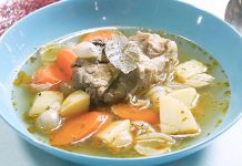 Beslenme alışkanlıklarının değişmesiyle birlikte pişirme yöntemleri de daha fazla sorgulanır hale geldi. Özellikle doğal ve sade beslenmeye yönelen bireyler için haşlama, hem pratik hem de sağlıklı bir pişirme yöntemi olarak öne çıkıyor. Yiyeceklerin su veya buhar yardımıyla pişirilmesi esasına dayanan bu yöntem, besinlerin yapısını mümkün olduğunca korumayı hedefliyor. Konulu bir haber görseli.