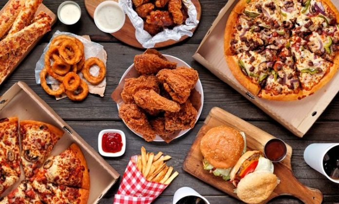 Hızlı Tüketim Kültürünün Sofradaki Yüzü Fast Food Zincirleri Fast food zincirleri, modern şehir yaşamının hızına uyum sağlayan en belirgin yeme içme modellerinden biri olarak öne çıkıyor. Kısa sürede hazırlanabilen menüler, standart lezzet anlayışı ve ulaşılabilir fiyat politikaları sayesinde bu restoranlar, dünyanın hemen her köşesinde geniş bir müşteri kitlesine hitap ediyor. Günümüzde fast food zincirleri, yalnızca pratik bir yemek seçeneği olmanın ötesine geçerek küresel tüketim kültürünün önemli bir parçası hâline gelmiş durumda. Konulu bir haber görseli.
