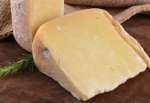 Türk mutfağının en çok tüketilen süt ürünlerinden biri olan kaşar peyniri, hem lezzeti hem de çok yönlü kullanımıyla sofraların vazgeçilmezi olmaya devam ediyor. Kahvaltıdan ana yemeklere, sandviçlerden hamur işlerine kadar geniş bir alanda kullanılan kaşar peyniri, her yaştan tüketicinin favori ürünleri arasında yer alıyor. Özellikle eriyen yapısı ve yoğun aroması sayesinde mutfaklarda sıkça tercih edilen kaşar peyniri, son yıllarda artan üretim kapasitesiyle de dikkat çekiyor. Konulu bir haber görseli.