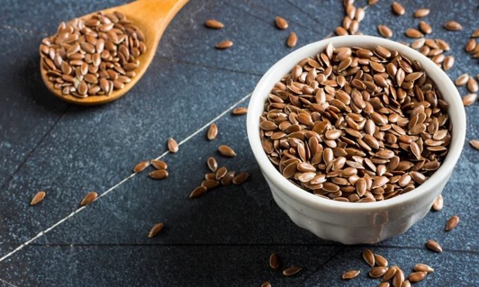 Son yıllarda sağlıklı yaşam arayışının artmasıyla birlikte, geleneksel besinler yeniden gündeme gelmeye başladı. Bu besinlerin başında gelen keten tohumu, hem geçmişten gelen kullanım alışkanlıkları hem de modern beslenme trendleriyle dikkat çekiyor. Küçük yapısına rağmen beslenme kültüründe önemli bir yere sahip olan keten tohumu, özellikle doğal beslenme anlayışını benimseyen bireyler tarafından tercih ediliyor. Konulu bir haber görseli.