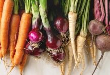 Beslenme alışkanlıklarında doğallık ve sürdürülebilirlik arayışı arttıkça, kök sebzeler yeniden hak ettiği ilgiyi görmeye başladı. Toprağın altında yetişen bu sebzeler, hem dayanıklı yapıları hem de besleyici özellikleriyle mutfakların temel taşları arasında yer alıyor. Patatesten havuca, pancardan turpa kadar uzanan geniş bir çeşitliliğe sahip olan kök sebzeler, geçmişten günümüze sofralardaki yerini koruyor. Konulu bir haber görseli.