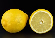 Akdeniz ikliminin en belirgin meyvelerinden biri olan limon, keskin aroması ve ferahlatıcı tadıyla yüzyıllardır sofralarda kendine yer bulmaktadır. Yalnızca mutfakların vazgeçilmez bir tamamlayıcısı değil, aynı zamanda tarım, kültür ve günlük yaşamın önemli bir parçası olan limon, farklı kullanım alanlarıyla dikkat çeker. Günümüzde sağlıklı beslenme eğilimlerinin güçlenmesiyle birlikte limon tüketimi, geleneksel alışkanlıkların ötesine geçerek modern yaşamın ritmine uyum sağlamıştır. Konulu bir haber görseli.