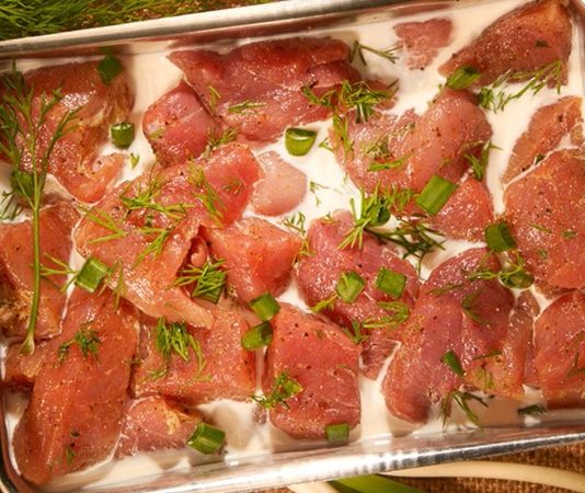 Marine edilmiş etler, son yıllarda hem ev mutfaklarında hem de restoran menülerinde giderek daha fazla yer almaya başladı. Etin çeşitli soslar, baharatlar ve doğal bileşenlerle bekletilmesiyle elde edilen marine edilmiş etler, pişirme süresini kısaltması ve lezzeti artırmasıyla öne çıkıyor. Günlük yaşam temposunun hızlanması, tüketicileri daha pratik ama aynı zamanda lezzetli seçeneklere yönlendirirken bu ürünler önemli bir alternatif haline geliyor. Konulu bir haber görseli.