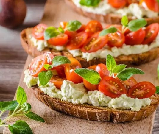 Günümüzde sağlıklı yaşam ve bilinçli beslenme konuları giderek daha fazla önem kazanırken, mevsimlik sebzeler bu sürecin merkezinde yer alıyor. Doğanın kendi döngüsüne uygun şekilde yetişen sebzeler, hem lezzet hem de besin değeri açısından sofralarda önemli bir avantaj sunuyor. Mevsimi dışında yetiştirilen ürünlere kıyasla daha az müdahaleye maruz kalan bu sebzeler, doğal yapısını büyük ölçüde koruyor. Konulu bir haber görseli.