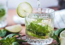 Nane limonlu su, geleneksel içecek kültürü ile modern sağlıklı yaşam anlayışının kesiştiği noktada yer alan doğal ve sade bir içecek olarak öne çıkmaktadır. Günlük sıvı tüketimini daha keyifli hale getiren bu karışım, hem ferahlatıcı aroması hem de pratik hazırlanışıyla geniş bir kullanıcı kitlesine hitap etmektedir. Özellikle doğal içeriklere yönelimin arttığı günümüzde nane limonlu su, katkısız yapısıyla dikkat çeken seçeneklerden biri haline gelmiştir. Konulu bir haber görseli.