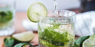 Nane Limonlu Su Doğal Ferahlığın Günlük Hayattaki Yeri Nane limonlu su, geleneksel içecek kültürü ile modern sağlıklı yaşam anlayışının kesiştiği noktada yer alan doğal ve sade bir içecek olarak öne çıkmaktadır. Günlük sıvı tüketimini daha keyifli hale getiren bu karışım, hem ferahlatıcı aroması hem de pratik hazırlanışıyla geniş bir kullanıcı kitlesine hitap etmektedir. Özellikle doğal içeriklere yönelimin arttığı günümüzde nane limonlu su, katkısız yapısıyla dikkat çeken seçeneklerden biri haline gelmiştir. Konulu bir haber görseli.
