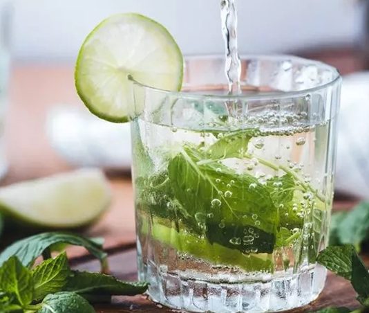 Nane Limonlu Su Doğal Ferahlığın Günlük Hayattaki Yeri Nane limonlu su, geleneksel içecek kültürü ile modern sağlıklı yaşam anlayışının kesiştiği noktada yer alan doğal ve sade bir içecek olarak öne çıkmaktadır. Günlük sıvı tüketimini daha keyifli hale getiren bu karışım, hem ferahlatıcı aroması hem de pratik hazırlanışıyla geniş bir kullanıcı kitlesine hitap etmektedir. Özellikle doğal içeriklere yönelimin arttığı günümüzde nane limonlu su, katkısız yapısıyla dikkat çeken seçeneklerden biri haline gelmiştir. Konulu bir haber görseli.