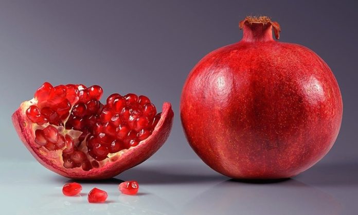 Nar, Anadolu coğrafyasında yalnızca bir meyve değil; bereketin, bolluğun ve devamlılığın simgesi olarak yüzyıllardır yaşamın merkezinde yer alıyor. Kırmızı taneleriyle dikkat çeken bu meyve, hem geleneksel inanışlarda hem de günlük beslenme kültüründe kendine sağlam bir yer edinmiş durumda. Günümüzde nar üretimi tarımsal ekonomi açısından da önemli bir konuma ulaşırken, sofralarda taze tüketimden soslara kadar geniş bir kullanım alanı buluyor. Konulu bir haber görseli.