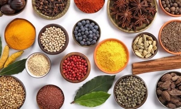 Günümüzde sağlıklı beslenmeye yönelik ilginin artmasıyla birlikte, mutfaklarda kullanılan ürünlerin kaynağı ve üretim şekli daha fazla sorgulanır hâle gelmiştir. Bu sorgulamanın merkezinde yer alan ürünlerden biri de organik baharatlardır. Yalnızca yemeklere tat ve aroma katmakla kalmayan baharatlar, aynı zamanda doğru üretildiğinde sağlık açısından da önemli katkılar sunar. Kimyasal kalıntılardan arındırılmış, doğal yöntemlerle yetiştirilen baharatlar, bu yönüyle geleneksel mutfak anlayışını modern beslenme bilinciyle buluşturur. Konulu bir haber görseli.