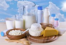 Türkiye’de son yıllarda sağlıklı yaşam bilincinin artmasıyla birlikte organik süt ürünleri pazarı dikkat çekici bir büyüme sergiliyor. Tüketiciler artık yalnızca doyurucu değil, aynı zamanda güvenilir ve doğaya saygılı gıdaları tercih etmeye yöneliyor. Bu eğilim, özellikle organik süt, organik yoğurt, organik peynir ve organik tereyağı gibi ürünlerin hem büyük şehirlerde hem de Anadolu’da daha fazla talep görmesine neden oluyor. Konulu bir haber görseli.