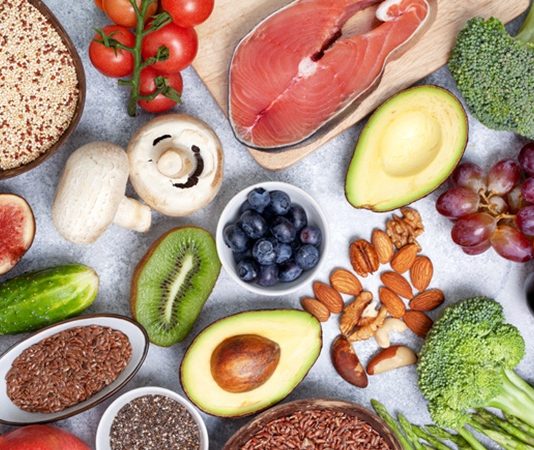 Son yıllarda beslenme alışkanlıkları çeşitlenirken, et tüketimini azaltmak isteyen ancak tamamen hayvansal gıdalardan vazgeçmeyen bireyler için pescatarian beslenme dikkat çekici bir seçenek olarak öne çıkmaktadır. Bitki temelli beslenmeyi temel alan bu yaklaşımda kırmızı et ve kümes hayvanları tüketilmezken, balık ve deniz ürünlerine yer verilir. Bu yönüyle pescatarian beslenme, hem sağlıklı hem de dengeli bir beslenme modeli olarak değerlendirilir. Konulu bir haber görseli.