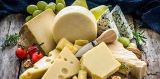 Geleneksel mutfağın en köklü ürünlerinden biri olan peynir, hem besleyici değeri hem de zengin çeşitliliğiyle sofralardaki yerini korumaya devam ediyor. Yüzyıllardır farklı kültürlerde üretilen ve tüketilen peynir, modern beslenme anlayışıyla birlikte yeniden yükselişe geçmiş durumda. Artan sağlık bilinci, doğal ürünlere yönelim ve protein ağırlıklı diyet trendleri, peynir tüketimini son yıllarda belirgin biçimde artırdı. Konulu bir haber görseli.