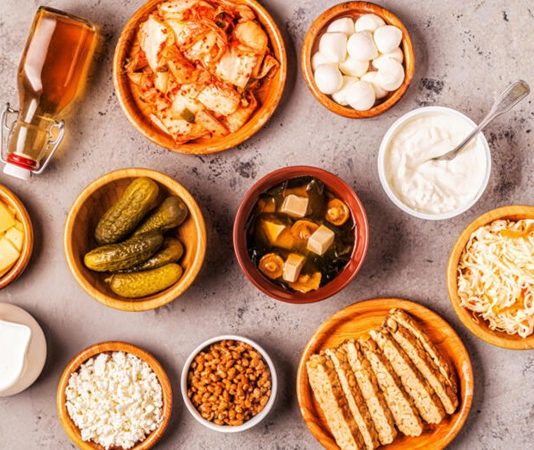 Son yıllarda beslenme ve sağlık alanında en çok konuşulan konuların başında probiyotik ve prebiyotik alımı geliyor. Bağırsak sağlığının genel sağlık üzerindeki etkilerinin daha iyi anlaşılması, bu iki kavramı günlük beslenmenin merkezine taşıdı. Uzmanlar, sindirim sisteminin yalnızca besinlerin parçalanmasından sorumlu olmadığını, aynı zamanda bağışıklık sistemi ve zihinsel sağlıkla da doğrudan ilişkili olduğunu vurguluyor. Konulu bir haber görseli.