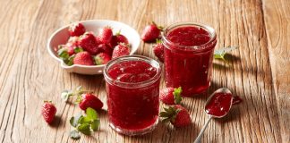 Türkiye’de kahvaltı sofralarının vazgeçilmez lezzetleri arasında yer alan reçel ve marmelatlar, sadece tatlı bir eşlikçi değil, aynı zamanda kültürel bir miras olarak da öne çıkar. Meyvenin doğallığını şekerle buluşturan bu ürünler, geçmişten bugüne ev yapımı geleneklerden modern üretim tekniklerine kadar uzanan geniş bir yelpazede hayatımızda yer alır. Günümüzde reçel ve marmelat tüketimi, hem lezzet hem de pratiklik arayan tüketiciler için önemli bir tercih haline gelmiştir. Konulu bir haber görseli.