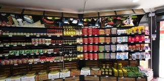 Şarküteri ürünleri, günlük beslenme alışkanlıklarının önemli bir parçası olarak uzun yıllardır sofralarda yer alıyor. Kahvaltıdan akşam yemeklerine, atıştırmalıktan özel davet sofralarına kadar geniş bir kullanım alanına sahip olan şarküteri ürünleri, pratikliği ve lezzeti bir arada sunmasıyla dikkat çekiyor. Geleneksel üretim anlayışıyla modern gıda teknolojisinin birleşmesi, bu ürünlerin çeşitliliğini her geçen gün artırıyor. Konulu bir haber görseli.