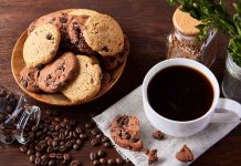 Günümüz şehir yaşamında insanlar yalnızca karın doyurmak için değil, keyif almak ve ruh hâllerini iyileştirmek için de mekân arayışına giriyor. Bu arayışın önemli karşılıklarından biri tatlı kafeler olarak öne çıkıyor. Pastalar, kekler, çikolatalı tatlılar ve geleneksel lezzetlerle donatılan bu mekânlar, şehir hayatının koşturmacası içinde küçük ama etkili molalar sunuyor. Tatlı kafeler, yalnızca lezzet değil; aynı zamanda estetik, atmosfer ve sosyal deneyim vaat ediyor. Konulu bir haber görseli.