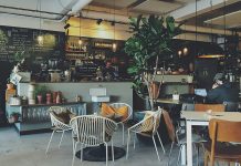 Günümüz şehir yaşamında kafeler, yalnızca bir şeyler içip vakit geçirilen mekânlar olmaktan çok daha fazlasını ifade ediyor. Sosyalleşmenin, çalışmanın, dinlenmenin ve hatta üretmenin merkezlerinden biri hâline gelen kafeler, modern yaşam kültürünün önemli bir parçası olarak öne çıkıyor. Farklı konseptleri, sundukları atmosfer ve menü çeşitliliğiyle her yaştan ve her zevkten insanın hayatında kendine yer buluyor. Konulu bir haber görseli.