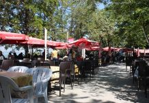 Çay bahçeleri, Türkiye’de gündelik yaşamın en köklü ve en yaygın sosyalleşme alanlarından biri olarak öne çıkıyor. Park kenarlarında, sahil şeritlerinde, mahalle aralarında ya da tarihi meydanlarda karşımıza çıkan çay bahçeleri, her yaştan insanın bir araya geldiği ortak buluşma noktaları olarak dikkat çekiyor. Bu mekânlar, sadece çay içilen yerler değil; sohbetin, dinlenmenin ve gündelik hayatın paylaşıldığı açık hava alanları olarak şehir kültürünün ayrılmaz bir parçası hâline gelmiş durumda. Konulu bir haber görseli.