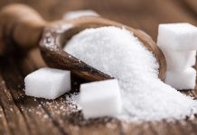 Günlük beslenme alışkanlıkları, bireyin uzun vadeli sağlığını doğrudan etkileyen temel unsurlar arasında yer alır. Bu alışkanlıkların merkezinde ise şeker ve tuz tüketiminde denge konusu bulunur. Modern yaşamda hazır gıdaların yaygınlaşmasıyla birlikte, farkında olmadan yüksek miktarda şeker ve tuz tüketimi oldukça yaygın hale gelmiştir. Bu durum, beslenme düzeninin dengesini bozabilecek önemli bir faktör olarak öne çıkar. Konulu bir haber görseli