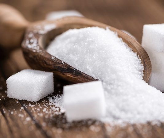 Şeker ve Tuz Tüketiminde Denge Sağlıklı Yaşam İçin Bilinçli Adımlar Günlük beslenme alışkanlıkları, bireyin uzun vadeli sağlığını doğrudan etkileyen temel unsurlar arasında yer alır. Bu alışkanlıkların merkezinde ise şeker ve tuz tüketiminde denge konusu bulunur. Modern yaşamda hazır gıdaların yaygınlaşmasıyla birlikte, farkında olmadan yüksek miktarda şeker ve tuz tüketimi oldukça yaygın hale gelmiştir. Bu durum, beslenme düzeninin dengesini bozabilecek önemli bir faktör olarak öne çıkar. Konulu bir haber görseli