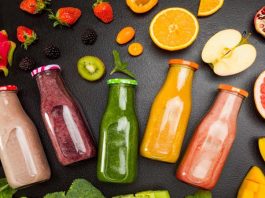 Şekersiz Meyve Suları Doğal Tat Arayışında Yeni Dönem Şekersiz meyve suları, son yıllarda sağlıklı beslenme anlayışının yaygınlaşmasıyla birlikte tüketicilerin ilgisini giderek daha fazla çekiyor. Geleneksel meyve sularında bulunan ilave şekerler, birçok kişi için artık sorgulanan bir unsur haline gelirken, şekersiz meyve suları doğal içeriğiyle öne çıkan bir alternatif olarak görülüyor. Meyvenin kendi şekerinden gelen tat ile hazırlanan bu içecekler, hem ferahlatıcı hem de daha dengeli bir tüketim sunuyor. Konulu bir haber görseli.
