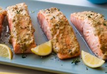 Deniz ürünleri arasında hem besin değeri hem de lezzetiyle özel bir yere sahip olan somon, son yıllarda Türkiye’de ve dünyada en çok tercih edilen balık türlerinden biri haline geldi. Özellikle sağlıklı beslenme trendlerinin güçlenmesi, omega-3 yağ asitlerine olan ilginin artması ve pratik tariflerin yaygınlaşması, somon tüketimini ciddi oranda yükseltti. Bir dönem lüks restoranlarla özdeşleşen bu balık, artık zincir market raflarında, balık tezgâhlarında ve ev mutfaklarında daha sık görülüyor. Konulu bir haber görseli.