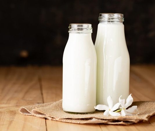 Taze süt, hem beslenme kültürünün hem de yerel ekonominin en temel yapı taşlarından biri olmaya devam ediyor. Son yıllarda doğal ürünlere olan ilginin artmasıyla birlikte taze süt tüketimi yeniden yükselişe geçti. Market raflarında uzun ömürlü ürünler yaygın olsa da, doğrudan üreticiden temin edilen sütler lezzeti, besin değeri ve güven ilişkisiyle öne çıkıyor. Özellikle büyük şehirlerde kurulan üretici pazarları ve kooperatif satış noktaları, tüketiciyle çiftçi arasındaki mesafeyi kısaltıyor. Konulu bir haber görseli.