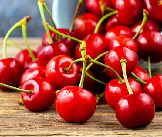 Kiraz, yaz aylarının gelişiyle birlikte hem pazarlarda hem de sofralarda kendine güçlü bir yer bulan özel bir meyve olarak dikkat çekiyor. Parlak rengi, dengeli tatlılığı ve ferahlatıcı yapısıyla kiraz, yalnızca lezzetli bir meyve değil; aynı zamanda kültürel, ekonomik ve beslenme açısından da önemli bir değeri temsil ediyor. Türkiye’de özellikle bahar sonu ve yaz başında yoğun şekilde tüketilen bu meyve, tarımsal üretimde stratejik ürünler arasında yer alıyor. Konulu bir haber görseli.