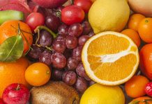 Son yıllarda beslenme alışkanlıklarında dikkat çeken değişimlerden biri, tüketicilerin gıdanın kaynağına daha fazla önem vermesi oldu. Bu dönüşümün merkezinde ise yerel ve organik meyveler yer alıyor. İnsanlar artık yalnızca meyvenin tadına değil, nasıl üretildiğine, nereden geldiğine ve hangi koşullarda sofraya ulaştığına da bakıyor. Bu yaklaşım, hem bireysel tercihlerde hem de toplumsal tüketim alışkanlıklarında belirgin bir fark yaratıyor. Konulu bir haber görseli.