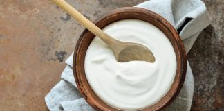 Geleneksel mutfağın en köklü ürünlerinden biri olan yoğurt, hem lezzeti hem de sağlığa olan katkılarıyla sofralardaki yerini korumaya devam ediyor. Yüzyıllardır tüketilen bu fermente süt ürünü, modern beslenme trendleriyle birlikte yeniden yükselişe geçmiş durumda. Artan sağlık bilinci, doğal ürünlere yönelim ve probiyotik besinlere olan ilgi, yoğurt tüketimini son yıllarda belirgin biçimde artırdı. Konulu bir haber görseli.