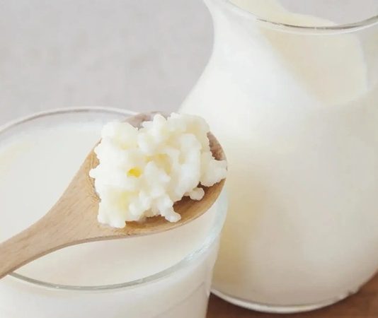 Yoğurt ve kefir, yüzyıllardır Anadolu mutfağının temel taşları arasında yer alırken günümüzde modern beslenme anlayışının da vazgeçilmez ürünleri haline geldi. Özellikle yoğurt ve kefir, doğal fermantasyon süreçleri sayesinde hem lezzet hem de besin değeri açısından öne çıkıyor. Son yıllarda sağlıklı yaşam trendlerinin yükselmesiyle birlikte bu iki fermente süt ürünü, sadece geleneksel sofralarda değil, sporcu beslenmesinden diyet listelerine kadar geniş bir alanda tüketiliyor. Konulu bir haber görseli.